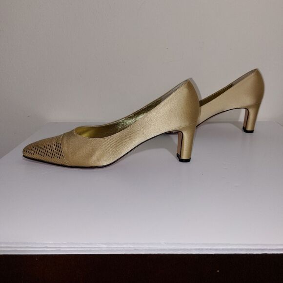 St. John Gold Satin Sequin Studded Toe Cap Heel Pumps Made in Italy Vintage SZ 8 - Picture 7 of 11